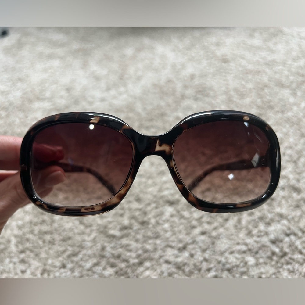 Tortoise shell sunglasses with pink bow detail